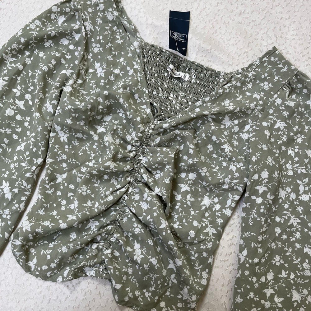 NWT❗️A&F Sage Green Floral Cinch Front Blouse
